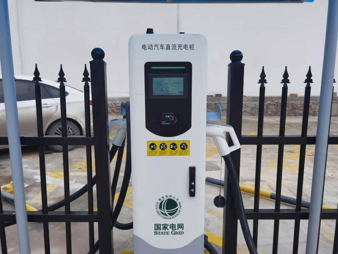 蘿卜崗萬合對(duì)面停車場(chǎng)新增充電樁正式對(duì)外了,至此漢源縣共計(jì)4個(gè)對(duì)外新能源汽車充電樁 附定位導(dǎo)航